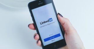 Kehitä LinkedIn-profiiliasi ja nettisivujasi tekoälyn avulla